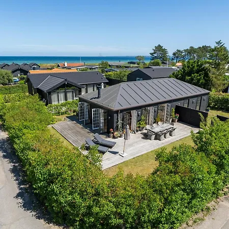 Bright House By The With Sea View In 別荘