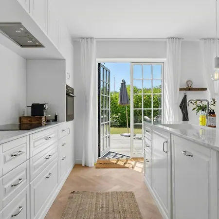 Semesterbostad Bright House By The With Sea View In