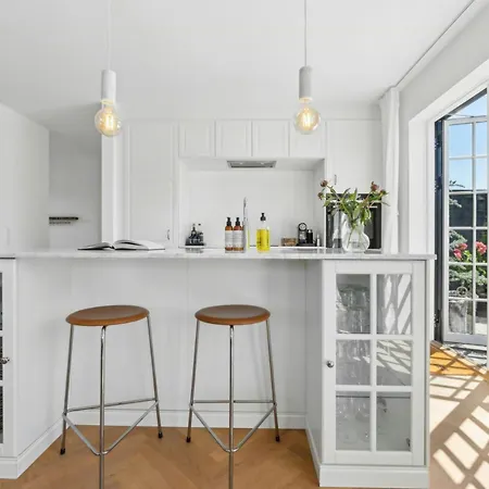 Semesterbostad Bright House By The With Sea View In