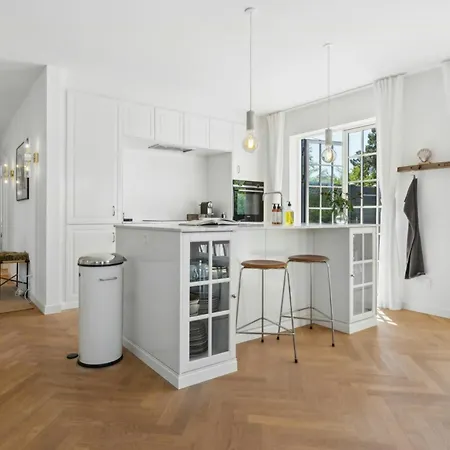Bright House By The With Sea View In Semesterbostad