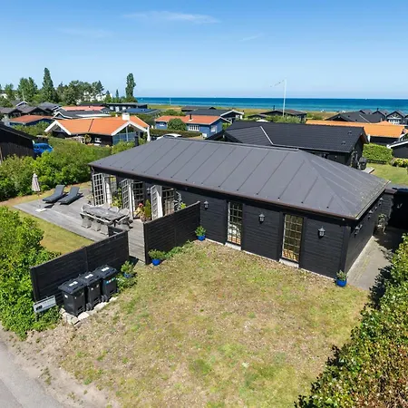 Bright House By The With Sea View In Semesterbostad