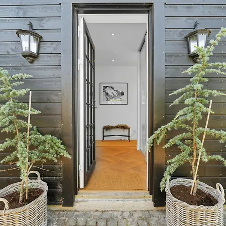 Bright House By The With Sea View In Casa vacanze