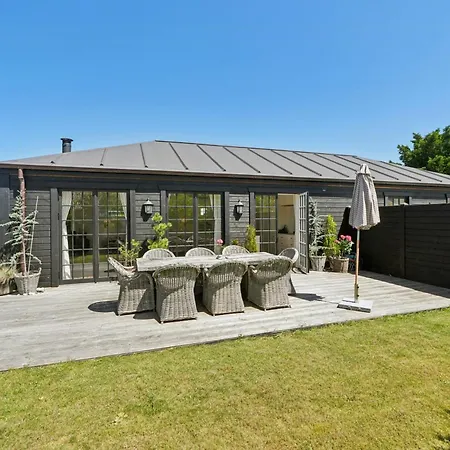 別荘 Bright House By The With Sea View In ニュボー